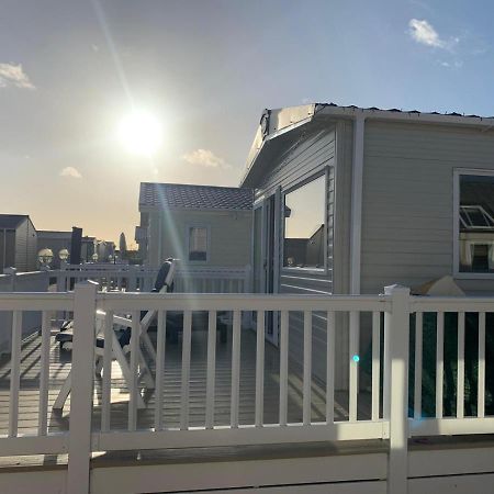 Mv7 Suffolk Sands Holiday Park 费利克斯托 外观 照片