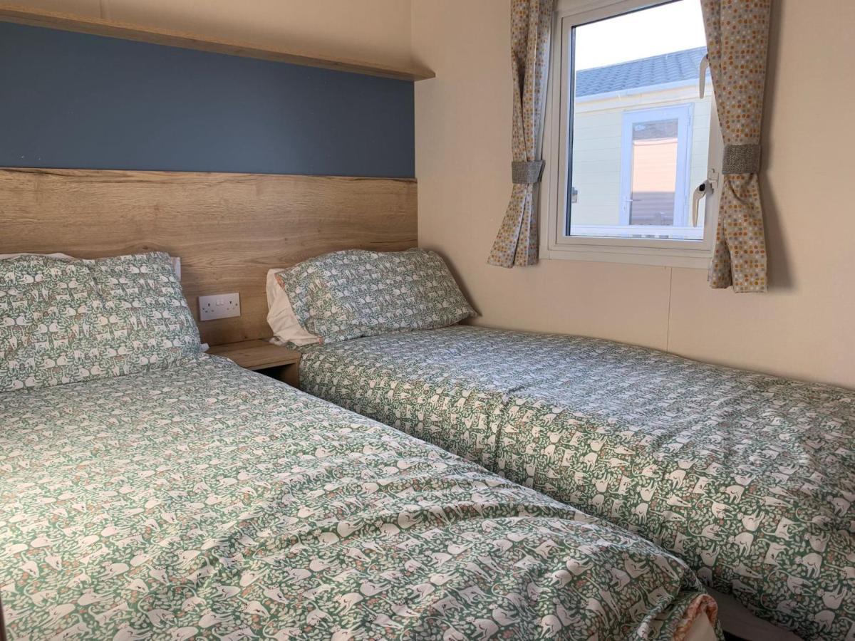 Mv7 Suffolk Sands Holiday Park 费利克斯托 外观 照片