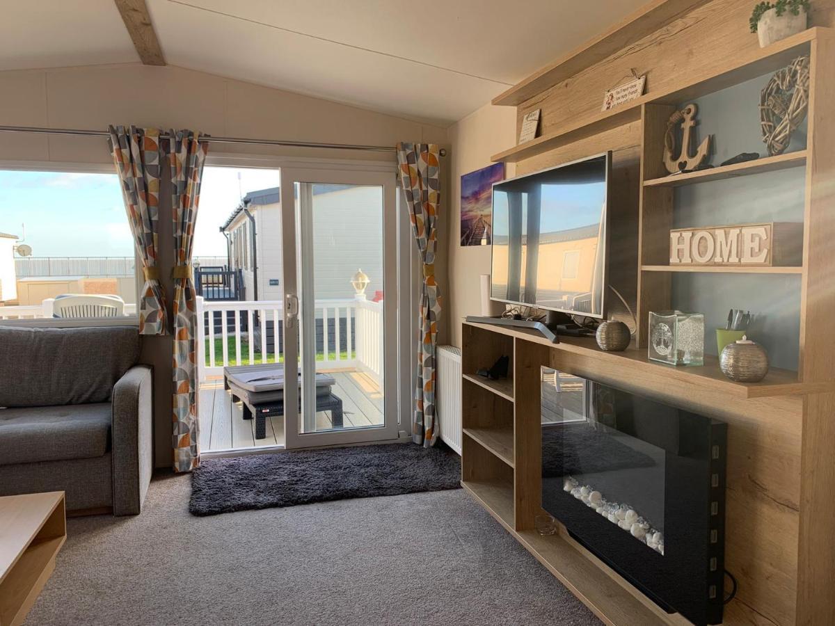 Mv7 Suffolk Sands Holiday Park 费利克斯托 外观 照片