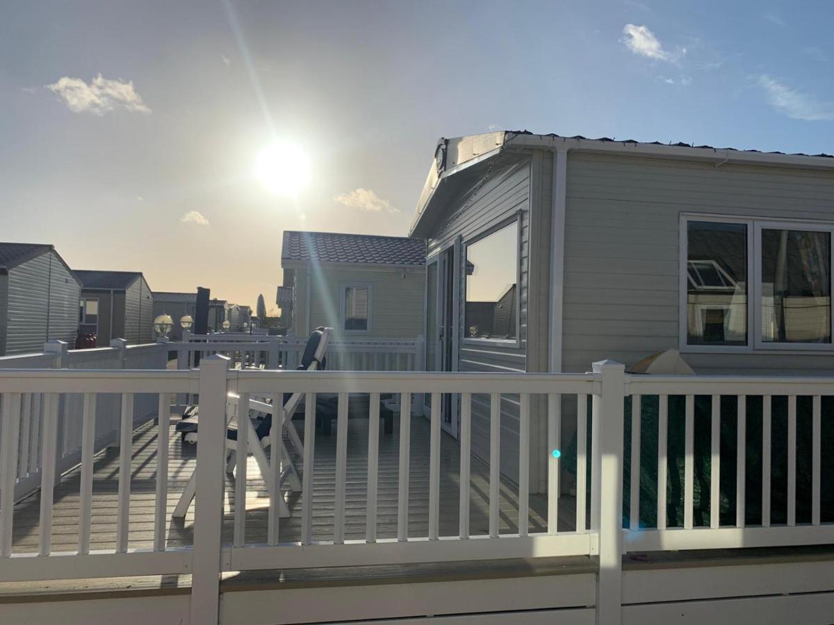 Mv7 Suffolk Sands Holiday Park 费利克斯托 外观 照片