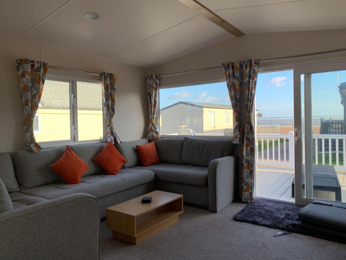 Mv7 Suffolk Sands Holiday Park 费利克斯托 外观 照片
